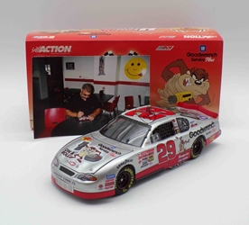 ** With Picture of Driver Autographing Diecast ** Kevin Harvick Autographed by Chocolate Myers 2001 GM Goodwrench / Looney Tunes 1:24 Nascar Diecast ** With Picture of Driver Autographing Diecast ** Kevin Harvick Autographed by Chocolate Myers 2001 GM Goodwrench / Looney Tunes 1:24 Nascar Diecast  